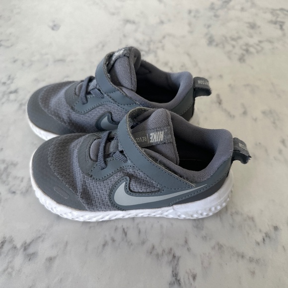 Nike Revolution Kids Sneakers - Picture 2 of 3